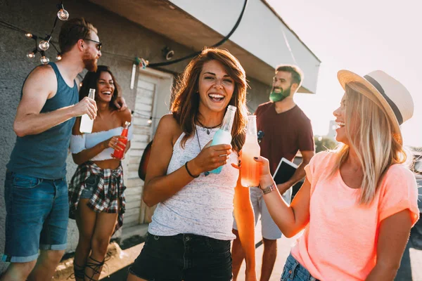 Fetele Tinere Fericite Distrează Petrecerea Acoperiș Împreună — Fotografie, imagine de stoc