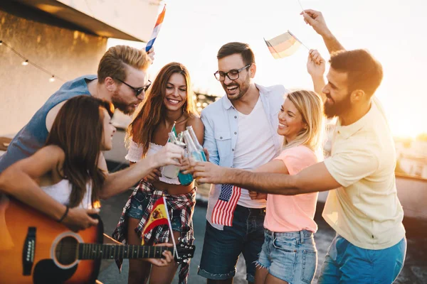 Grupo Jóvenes Amigos Felices Teniendo Fiesta Azotea — Foto de Stock