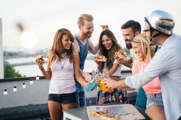 Groep Van Gelukkige Jonge Vrienden Hebben Feest Het Dak — Stockfoto