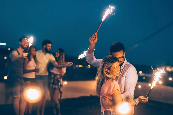 Grupo Amigos Felices Celebrando Juntos Azotea — Foto de Stock