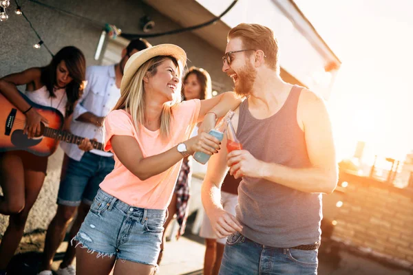 Glücklich Jung Attraktiv Paar Mit Spaß Zeit Bei Party — Stockfoto