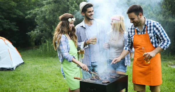 Amici Allegri Trascorrere Del Tempo Nella Natura Fare Barbecue — Foto Stock