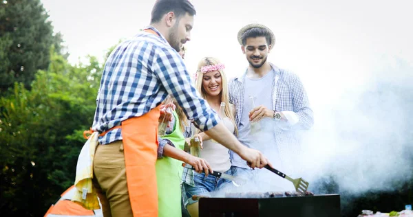 Amigos Alegres Passando Tempo Natureza Fazendo Churrasco — Fotografia de Stock