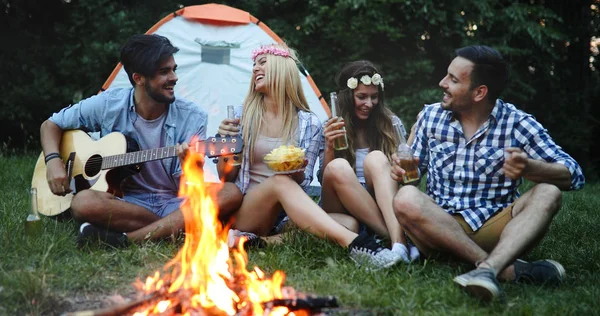 Amigos Felizes Tocando Música Desfrutando Fogueira Natureza — Fotografia de Stock