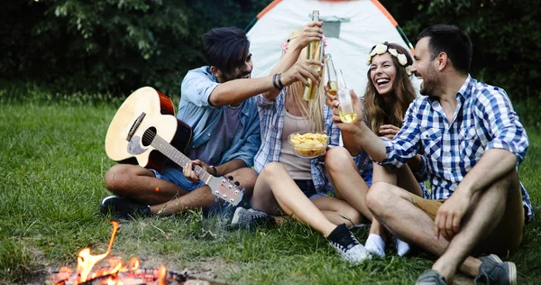 Amigos Felizes Tocando Música Desfrutando Fogueira Natureza — Fotografia de Stock