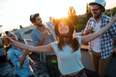 Eğleniyor ve bir çatı katında açık bira içme arkadaş bir araya