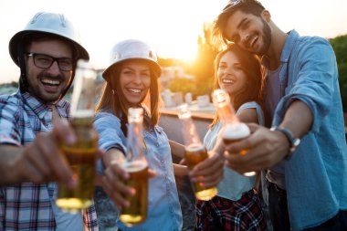 Eğlenceli kez birlikte ve içme harcama mutlu neşeli arkadaşları