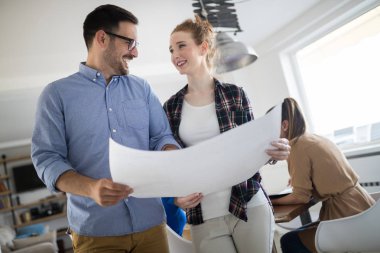 Coworking işlemi, tasarımcı ekibi modern ofisinde çalışıyor