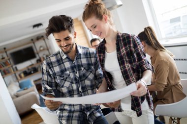 İş ortaklarının toplantıda belge ve fikirleri tartıştığı resim