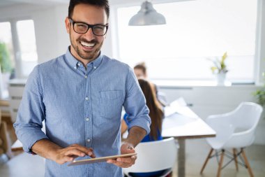 Modern ofis yakışıklı erkek şirket stajyer portresi