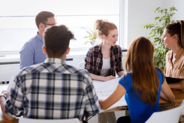 Resmi belgeler ve fikirleri tartışmak iş ortakları