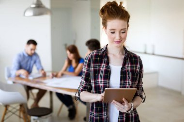 Coworking işlemi, tasarımcı ekibi modern ofisinde çalışıyor
