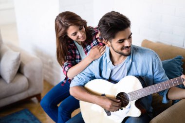 yakışıklı delikanlı kız arkadaşı için gitar çalmak