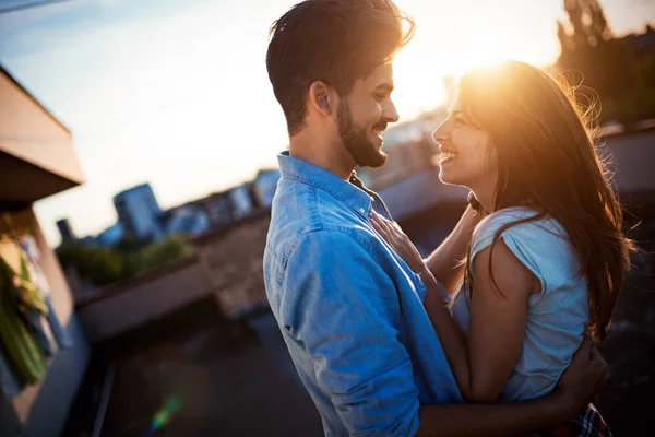 Bella Coppia Che Abbraccia Guarda Tramonto — Foto Stock