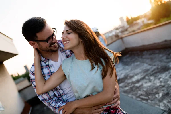 Mooi Jong Paar Liefde Dating Buiten Glimlachen — Stockfoto