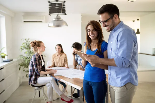 Immagine di partner commerciali che discutono documenti e idee — Foto Stock