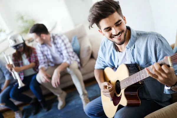 Amigos Gostando Cantar Tocar Guitarra Casa — Fotografia de Stock