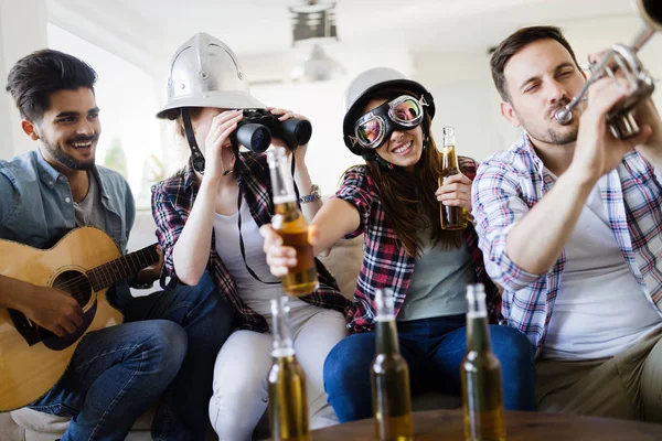 Grupo Jovens Amigos Felizes Divertindo Bebendo Cerveja Casa — Fotografia de Stock