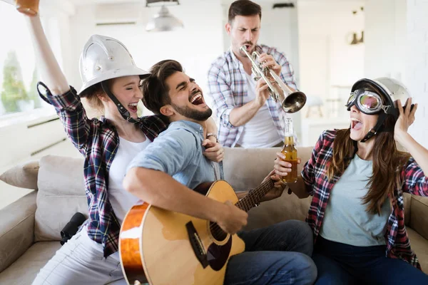 Grupo Amigos Divertindo Festejando Casa Tocando Música — Fotografia de Stock