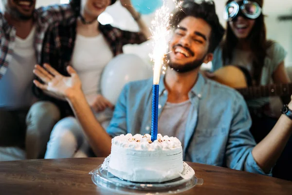 Genç Grup Pasta Ile Doğum Günü Kutluyor Mutlu Arkadaşıyla — Stok fotoğraf