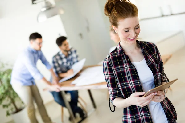 Imagen Una Hermosa Mujer Joven Negocio Sosteniendo Tableta — Foto de Stock