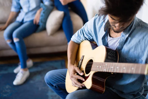 Amigos Disfrutando Cantando Tocando Guitarra Casa — Foto de Stock
