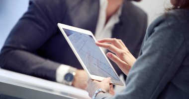 Fotoğrafı tablet Ofis Masası üzerinde kullanma işadamı kapatmak