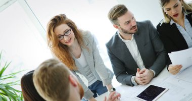 Grup genç Mimarlar proje üzerinde birlikte çalışma