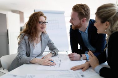 Grup genç Mimarlar proje üzerinde birlikte çalışma