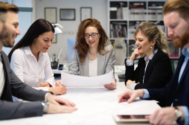 Grup genç Mimarlar proje üzerinde birlikte çalışma