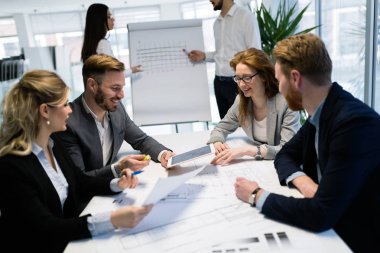 Grup genç Mimarlar proje üzerinde birlikte çalışma