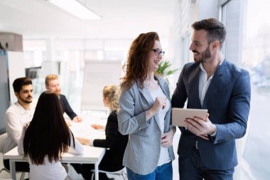 Genç çekici dijital tablet kullanma office meslektaş mimar