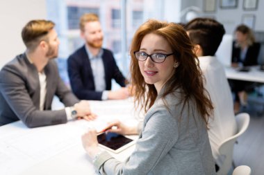 Toplantı genç başarılı mimar kadın portresi