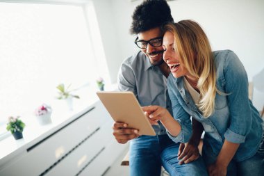 Mutlu çift evde tablet üzerinde sörf aşık