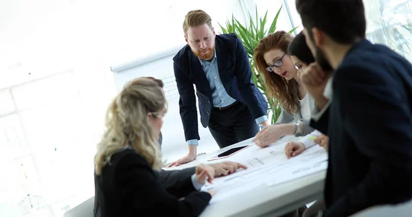 Gruppo Giovani Architetti Che Lavorano Insieme Progetto — Foto Stock