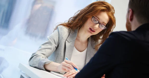 Portret Van Investeringen Adviseur Zakenvrouw Jongeren Financiële Zakenman — Stockfoto