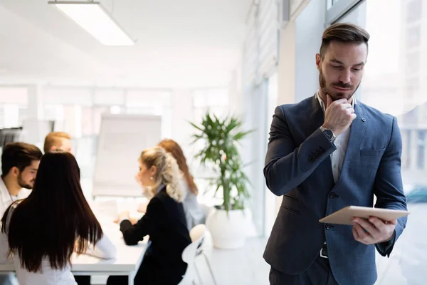 Porträt Einer Jungen Hübschen Architektin Bei Einem Treffen Büro — Stockfoto