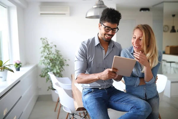 Toplantısı Tartışırken Ofis Arkadaşları Planları Office Proje — Stok fotoğraf