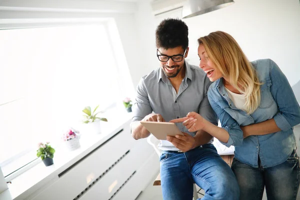 Verliebtes Glückliches Paar Surft Hause Auf Dem Tablet Und Hat — Stockfoto