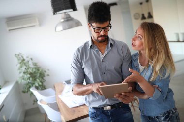 Tartışma ofiste sahip perspektif Mimarlar portresi