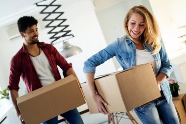 Yeni ev kavramı içinde hareket, karton kutuları açma aşık genç Çift