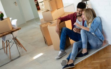 moe paar met dozen verplaatsen naar nieuwe huis appartement