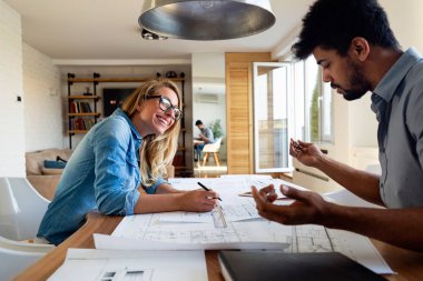 Tartışma ofiste sahip perspektif Mimarlar portresi