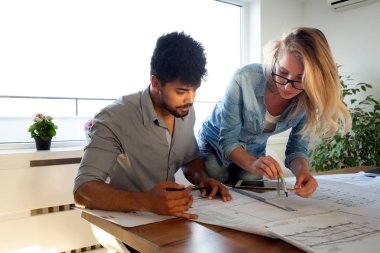 Tartışma ofiste sahip perspektif Mimarlar portresi