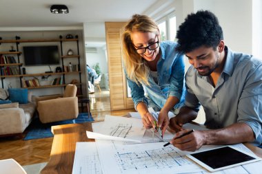 İş adamları ve projede birlikte ofiste çalışan mimarlar