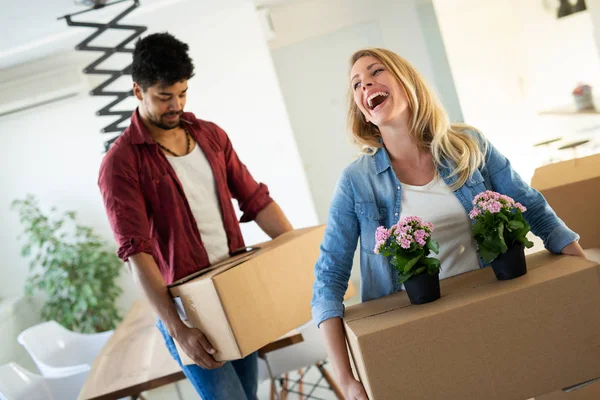 Hermosa Pareja Feliz Por Nuevo Hogar Abrazos Después Mudarse — Foto de Stock