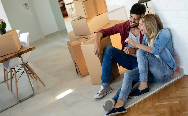 Casal Cansado Com Caixas Movendo Para Novo Apartamento Casa — Fotografia de Stock