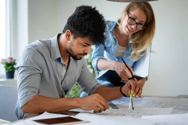 Colaboradores Arquitectos Que Trabajan Oficina Negocios Utilizan Tabletas — Foto de Stock