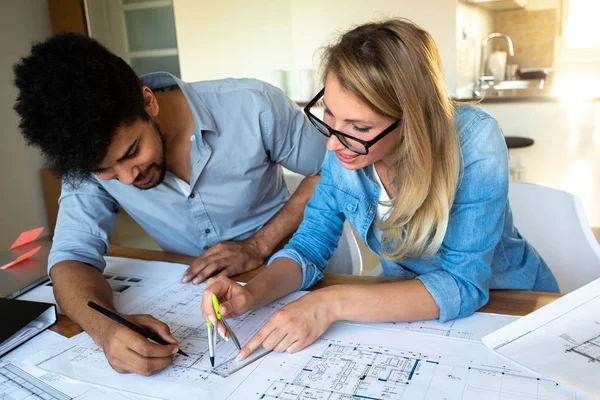 Coworkers Architetti Che Lavorano Presso Gli Uffici Commerciali Utilizzano Tablet — Foto Stock