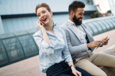 İş ortakları workmate çift bir kentsel şehir ortamda söz